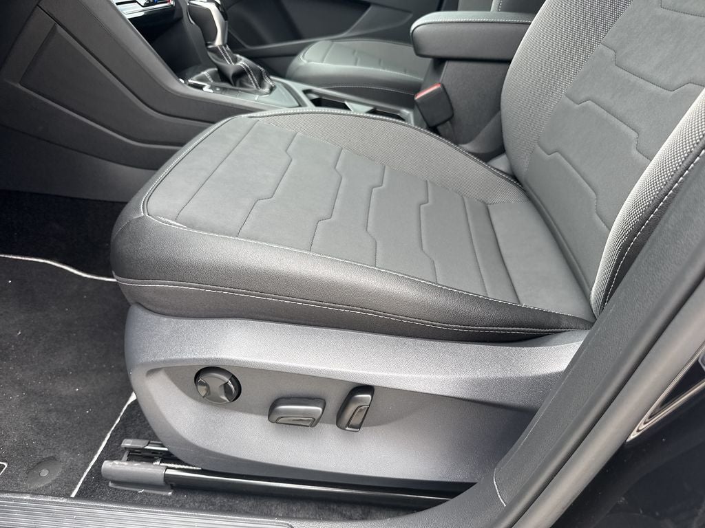 2026 Volkswagen Taos 1.5T SE Black