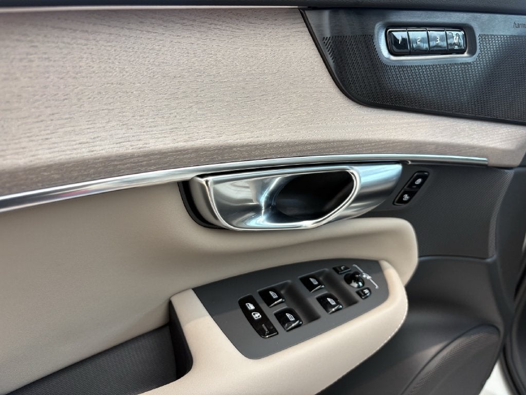 2027 Volvo XC90 B6 Plus 7-Seater