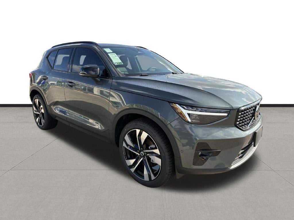 2026 Volvo XC40 B5 Plus