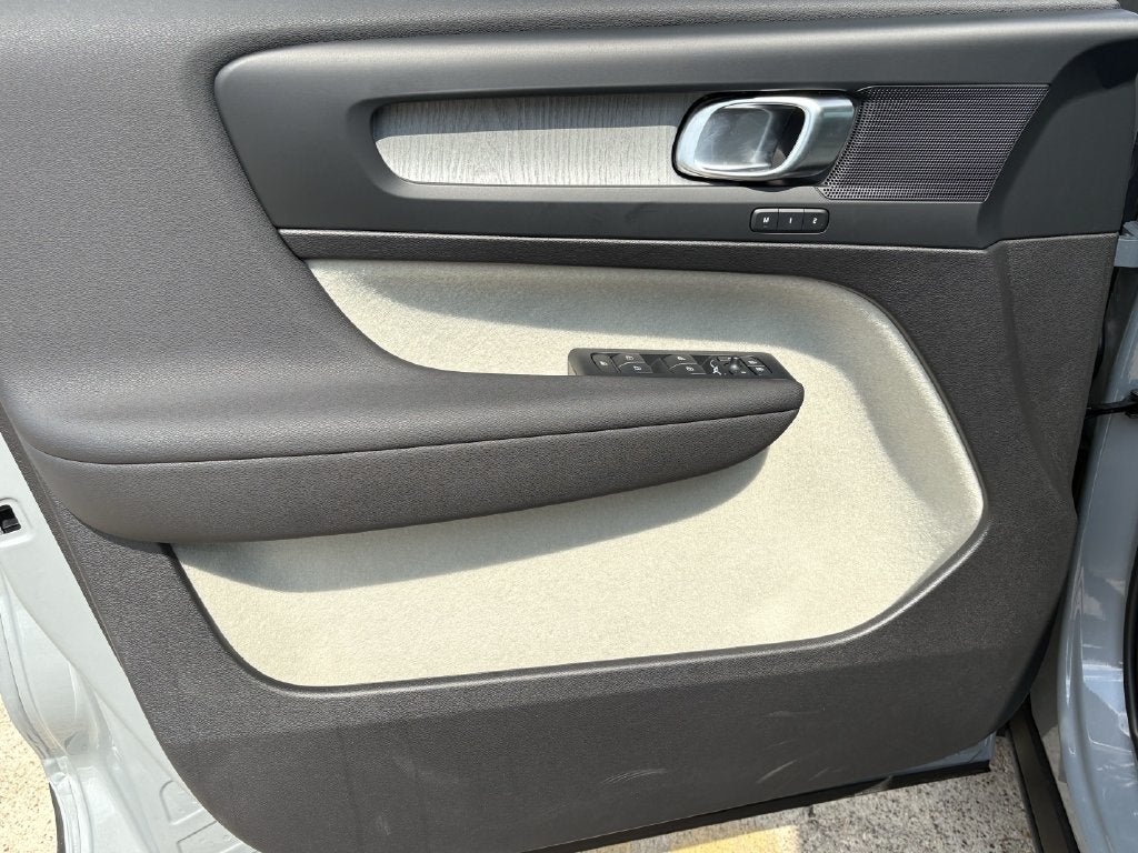 2026 Volvo XC40 B5 AWD PLus