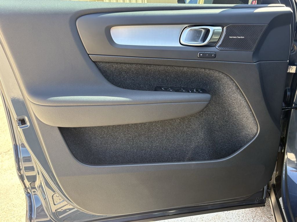 2026 Volvo XC40 B5 Ultra Black Edition