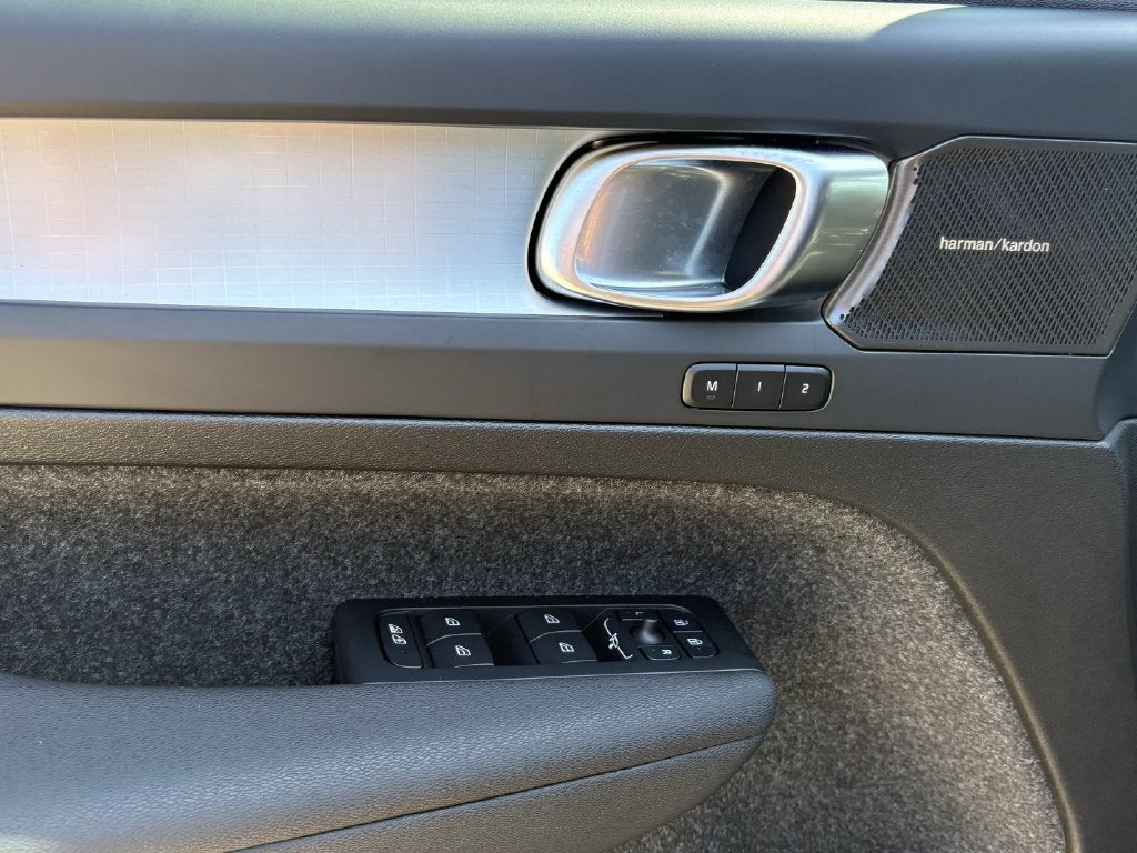 2026 Volvo XC40 B5 Ultra Black Edition