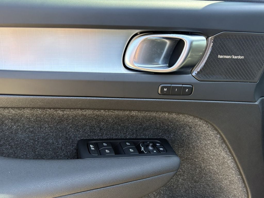 2026 Volvo XC40 B5 Ultra Black Edition
