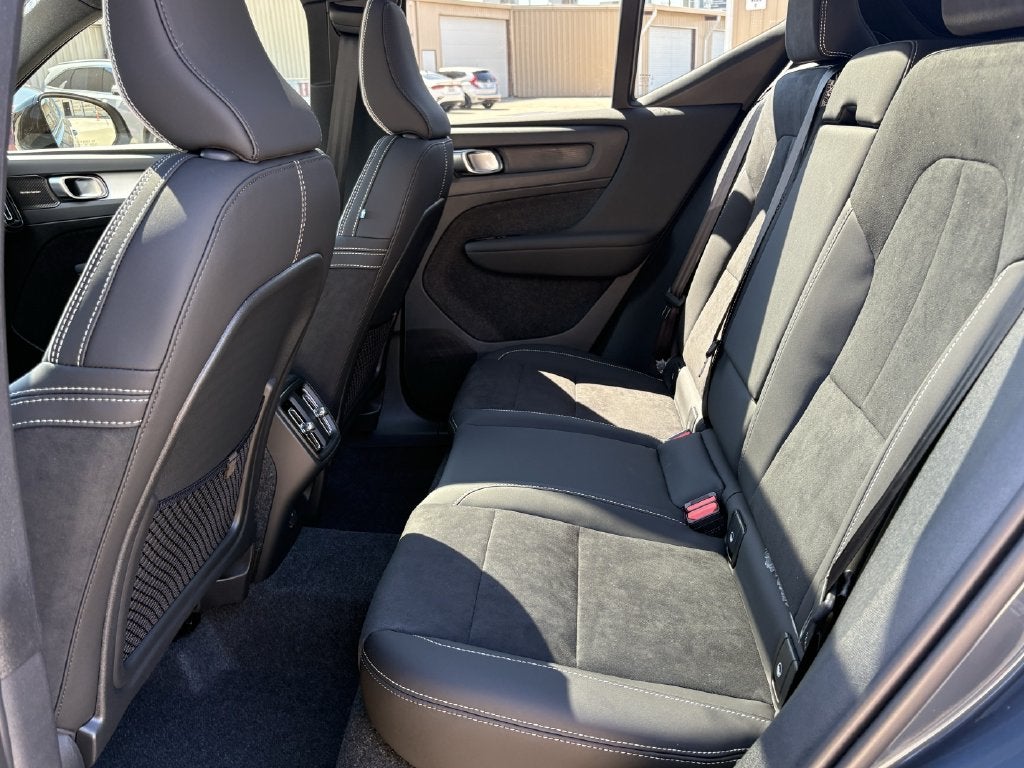 2026 Volvo XC40 B5 Ultra Black Edition