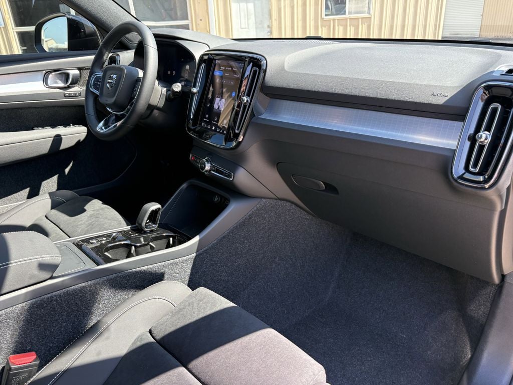 2026 Volvo XC40 B5 Ultra Black Edition