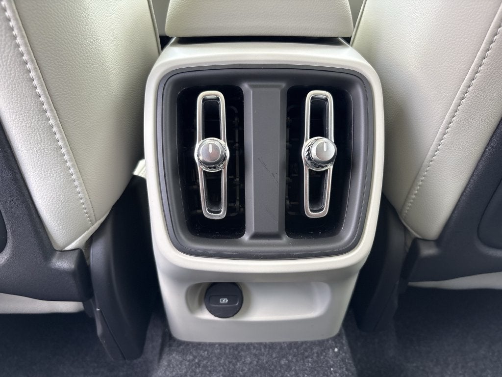 2026 Volvo XC40 B5 Ultra