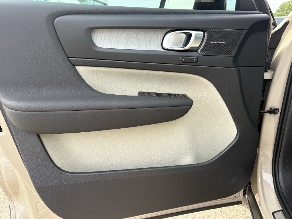2026 Volvo XC40 B5 Ultra