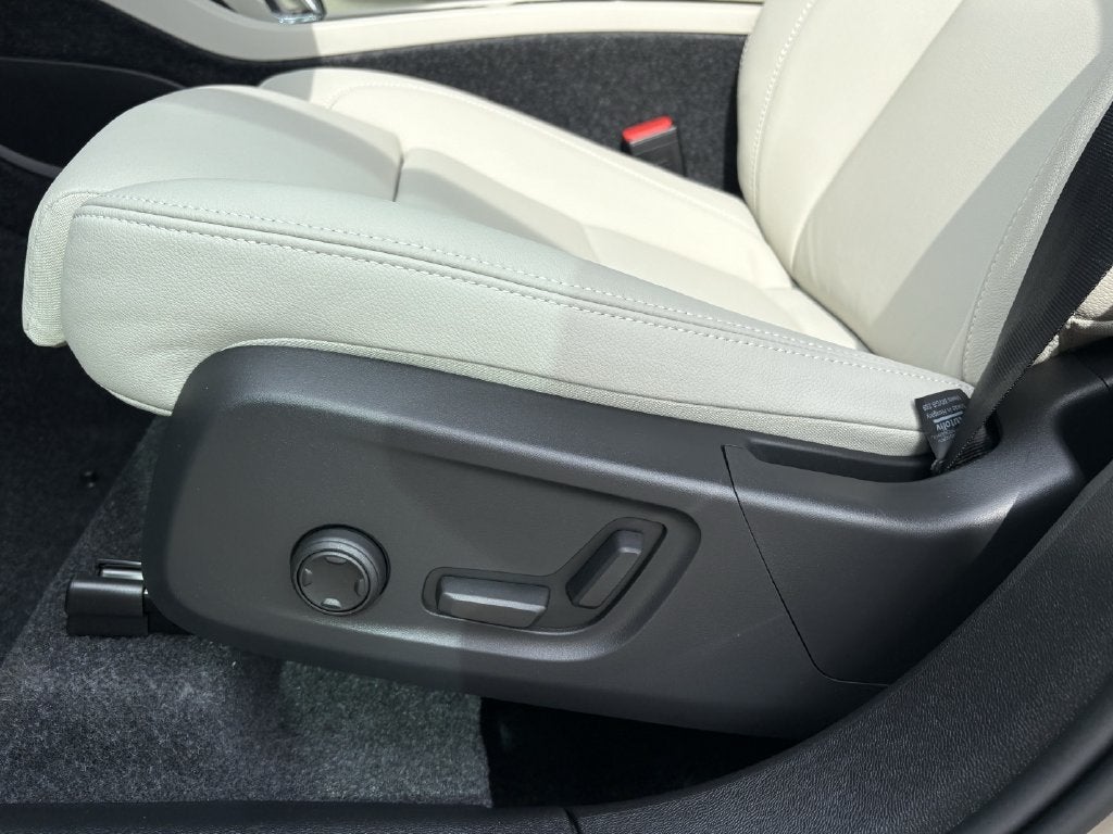 2026 Volvo XC40 B5 Ultra