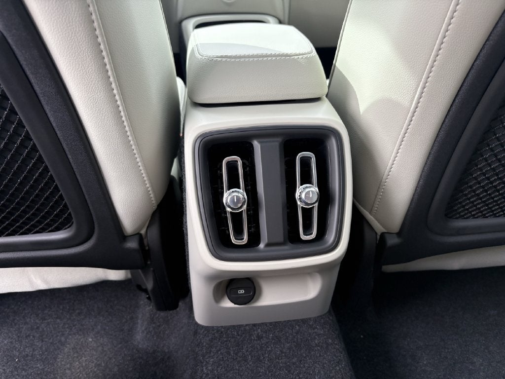 2026 Volvo XC40 B5 Ultra