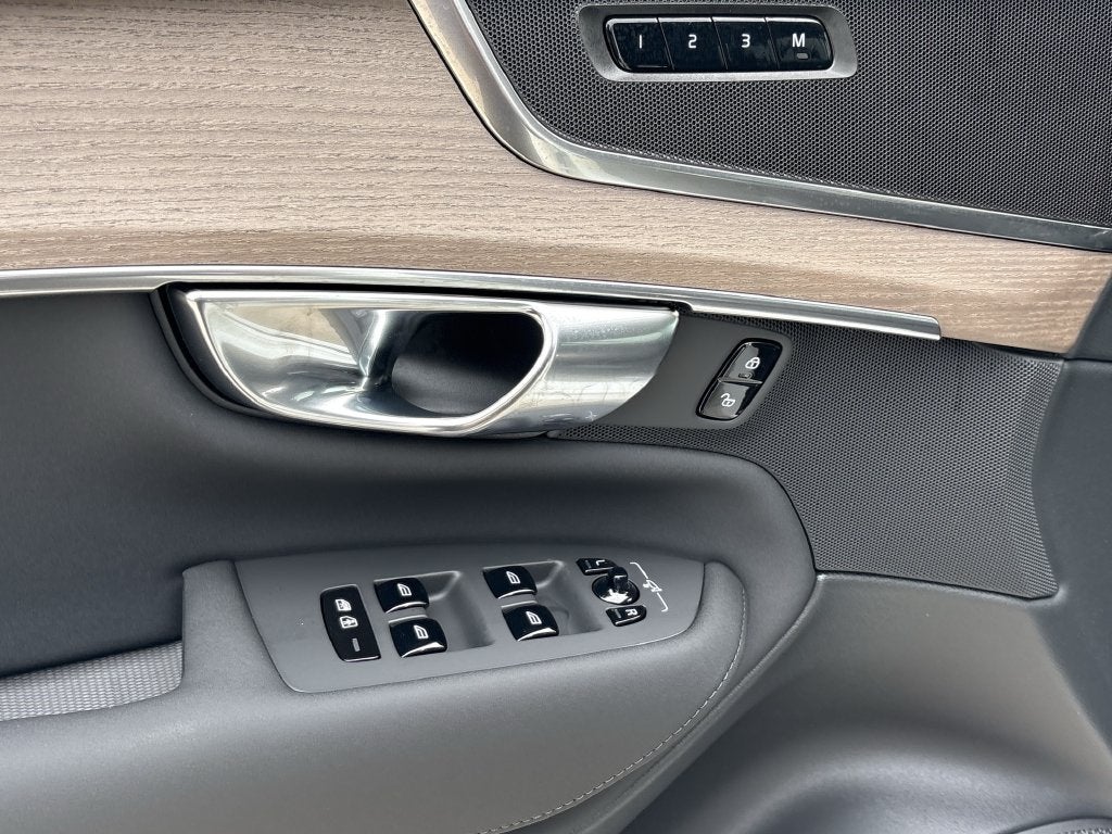 2026 Volvo XC90 B5 Plus