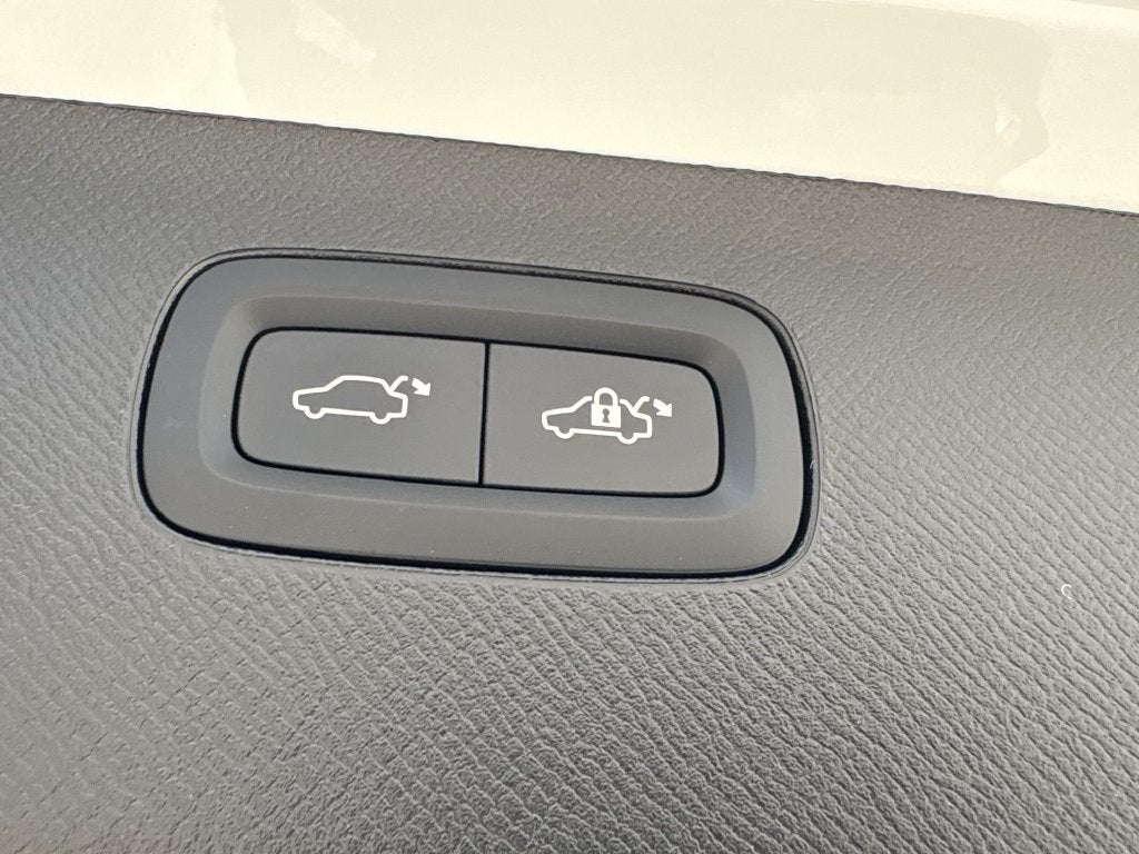 2026 Volvo XC90 B5 Plus