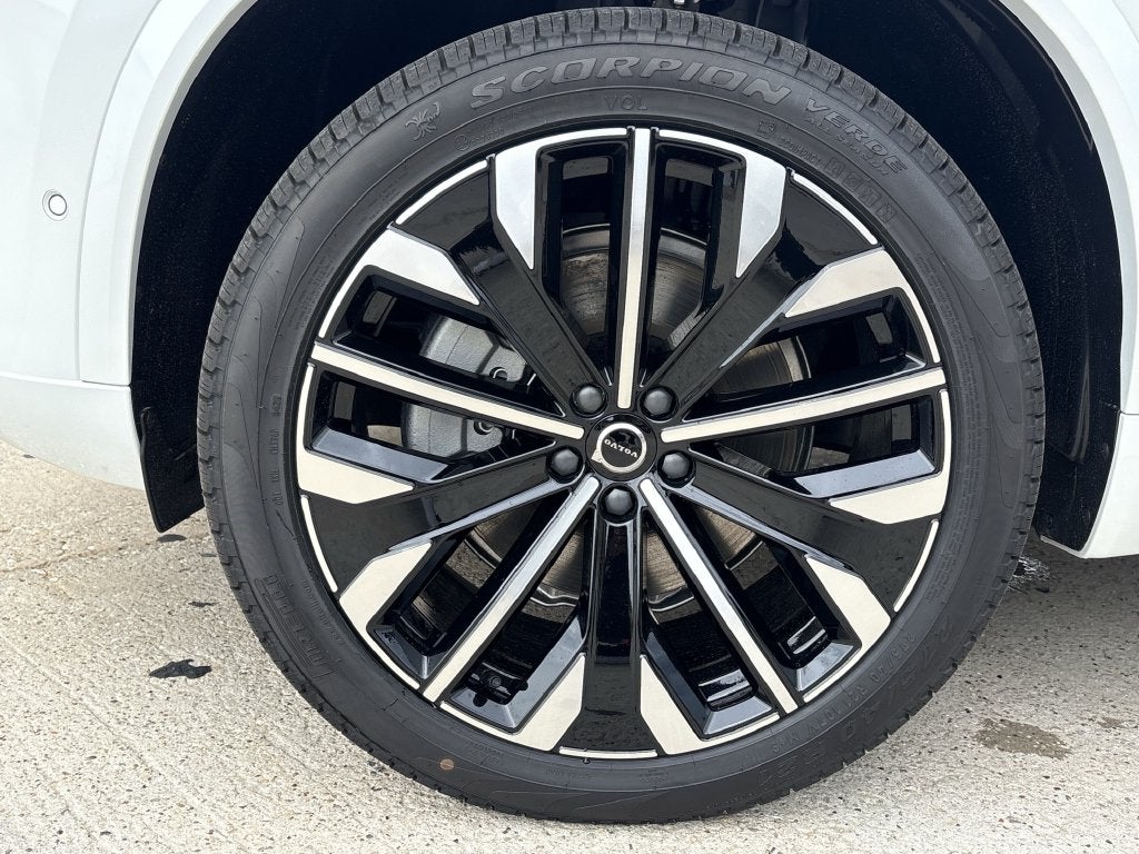 2026 Volvo XC90 B5 Plus