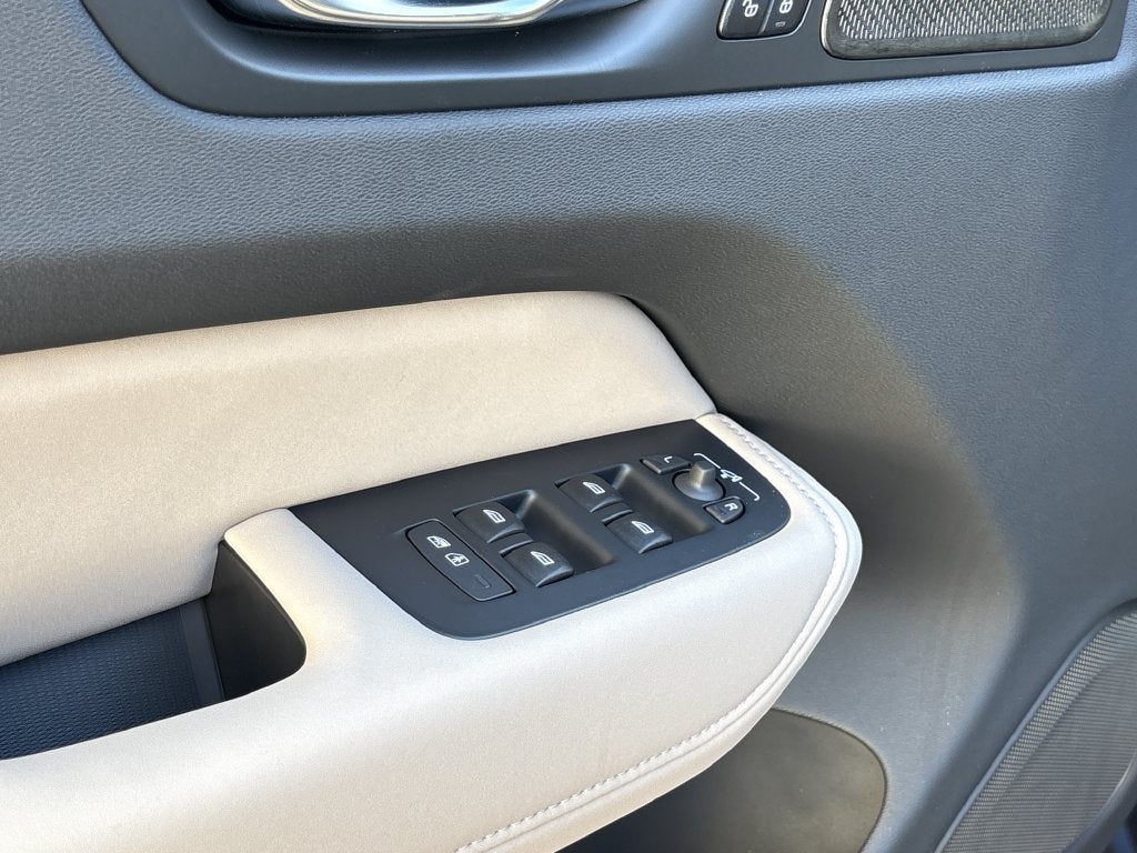 2027 Volvo XC60 B5 Plus