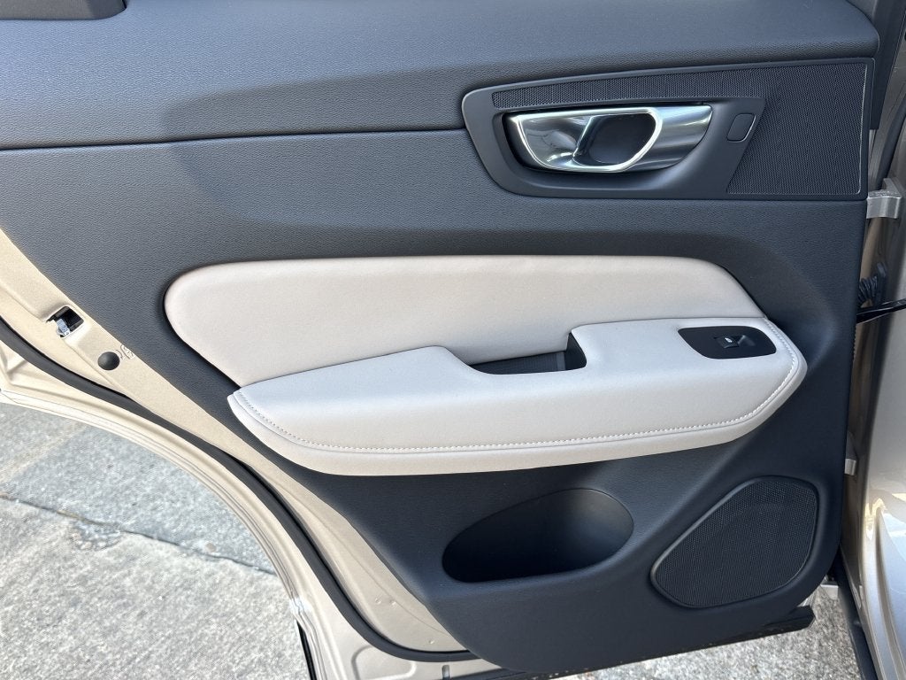 2027 Volvo XC60 B5 Plus
