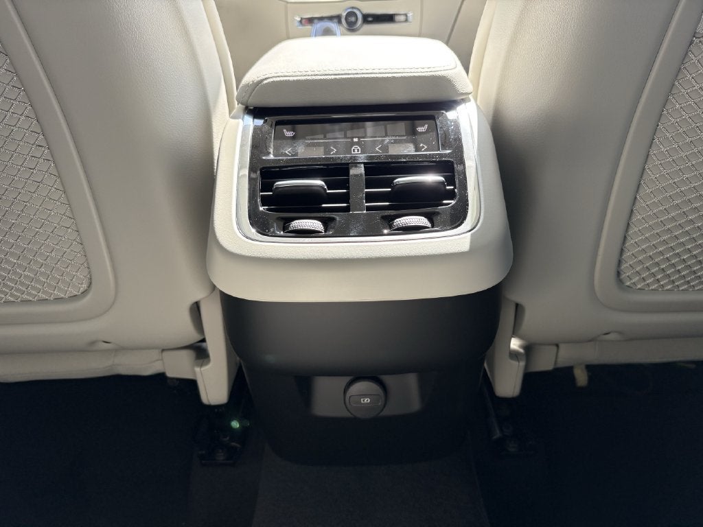 2027 Volvo XC60 B5 Ultra