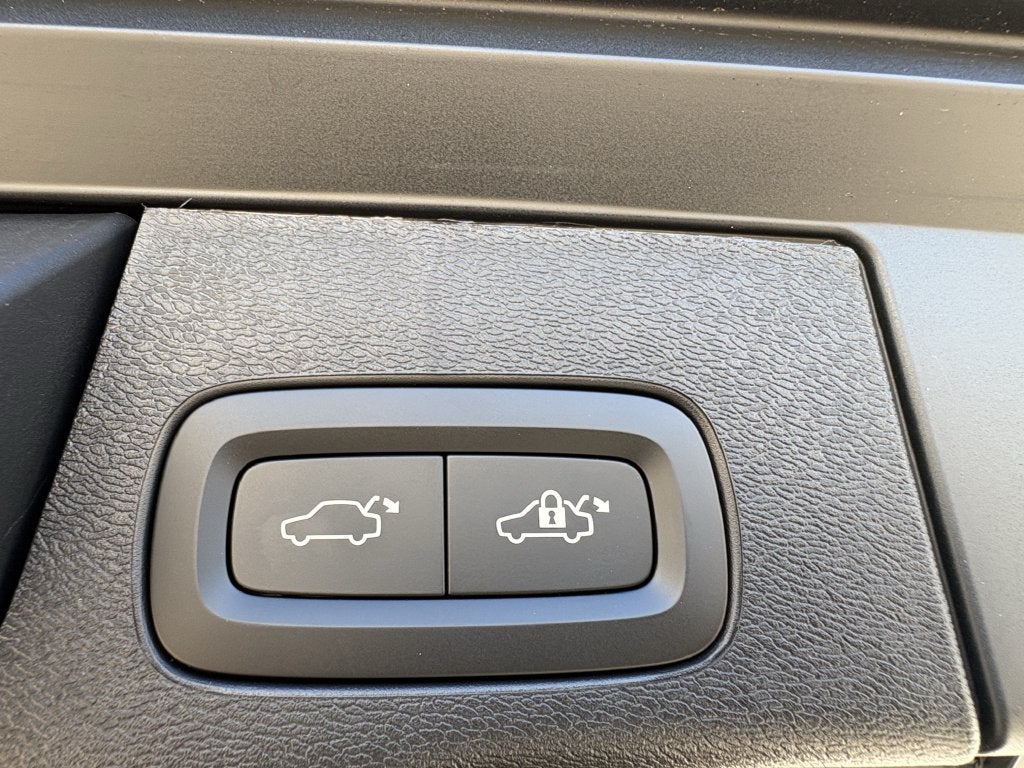 2027 Volvo XC60 B5 Ultra