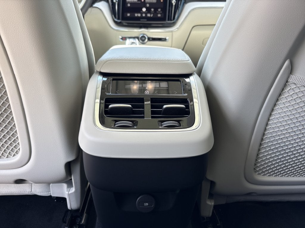 2027 Volvo XC60 B5 Ultra