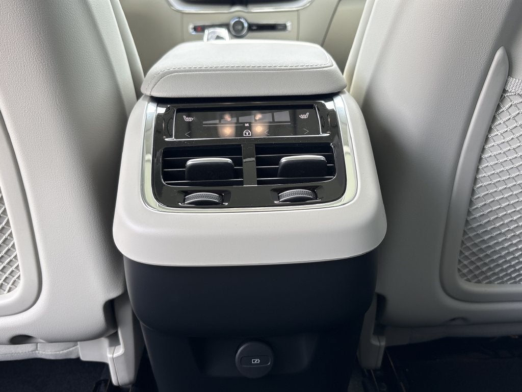 2027 Volvo XC60 B5 Ultra
