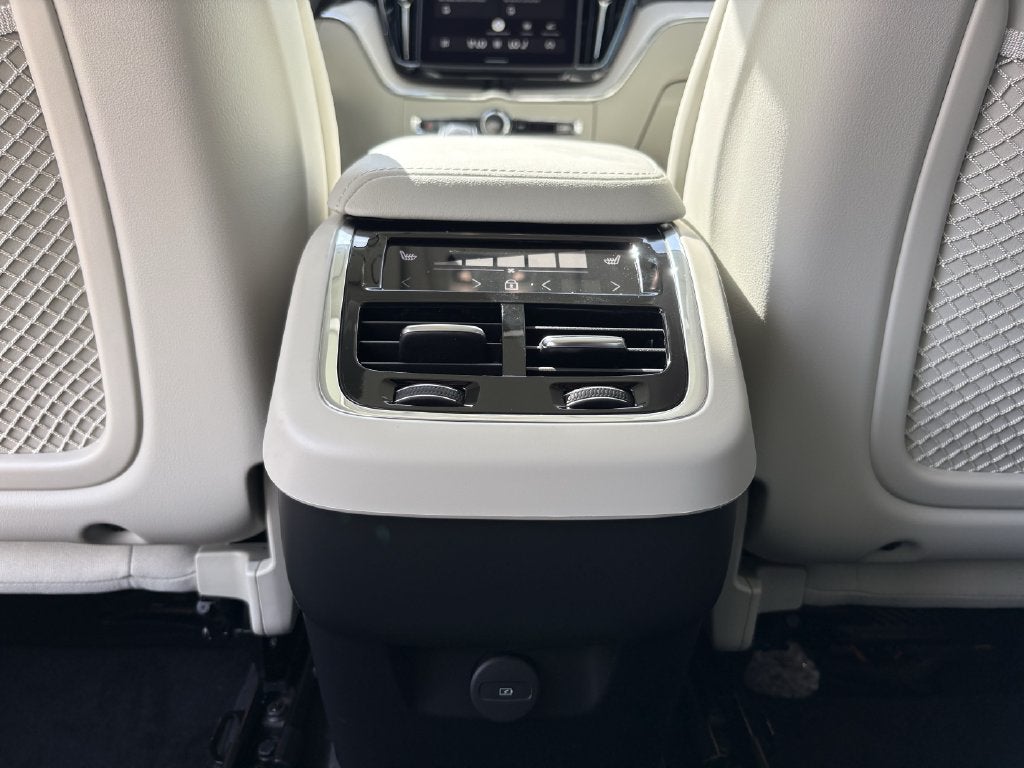 2027 Volvo XC60 B5 Ultra